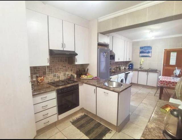 2 BEDROOM TOWNHOUSE FOR SALE IN BRACKENHURST